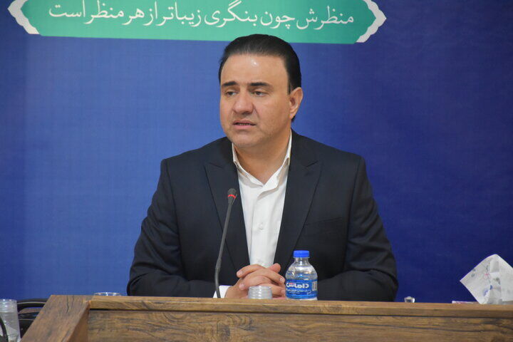 عملیات پاییزی فضای سبز اصفهان آغاز شد؛ هرس درختان و گل‌کاری شهری